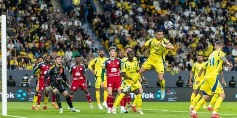 Đội hình ra sân phản ánh sự đối lập trong chiến thuật